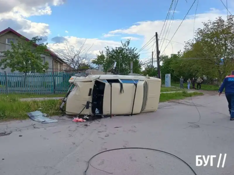 У Нововолинську ВАЗ влетів в електроопору та перекинувся: усі пасажири були нетверезі