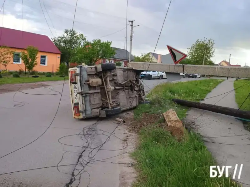 У Нововолинську ВАЗ влетів в електроопору та перекинувся: усі пасажири були нетверезі