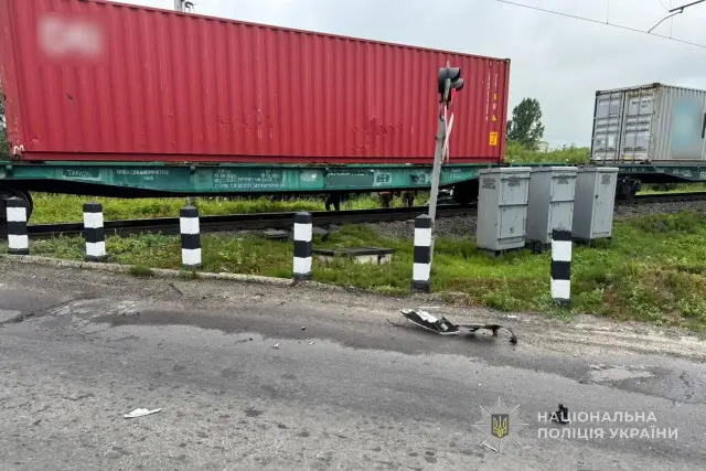На залізничному переїзді під Турійськом загинув 19-річний водій: Skoda зіткнулася з потягом